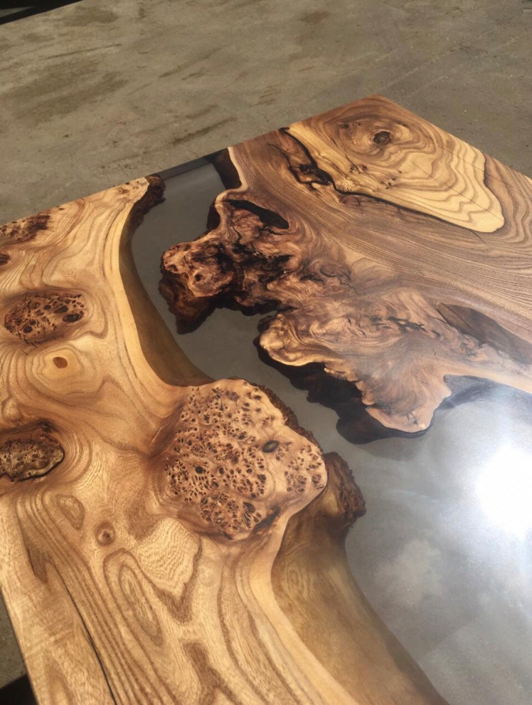 Обложка проекта: Столешница река из массива капового карагача с прозрачной заливкой. Размеры стол