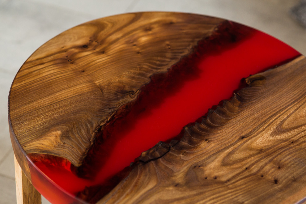 Журнальный столик с красной рекой из карагача