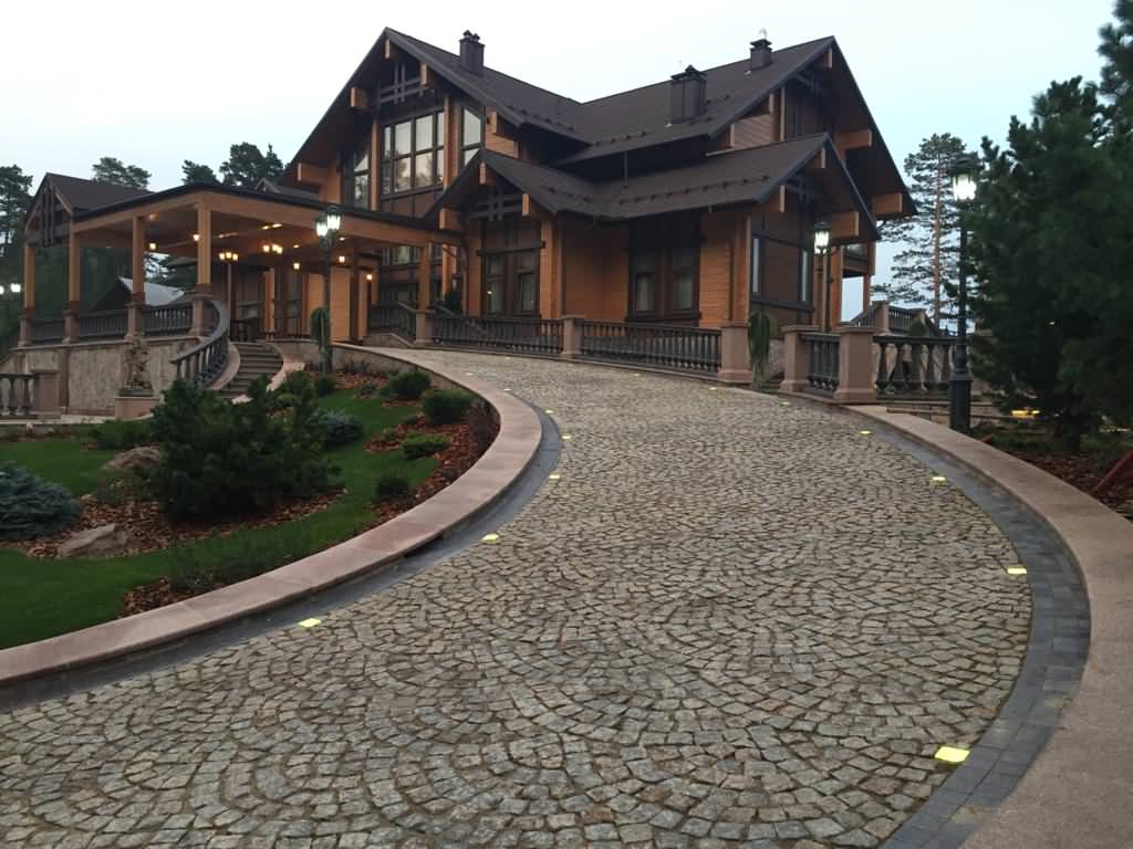 Мощение пешеходной зоны в загородной резиденции