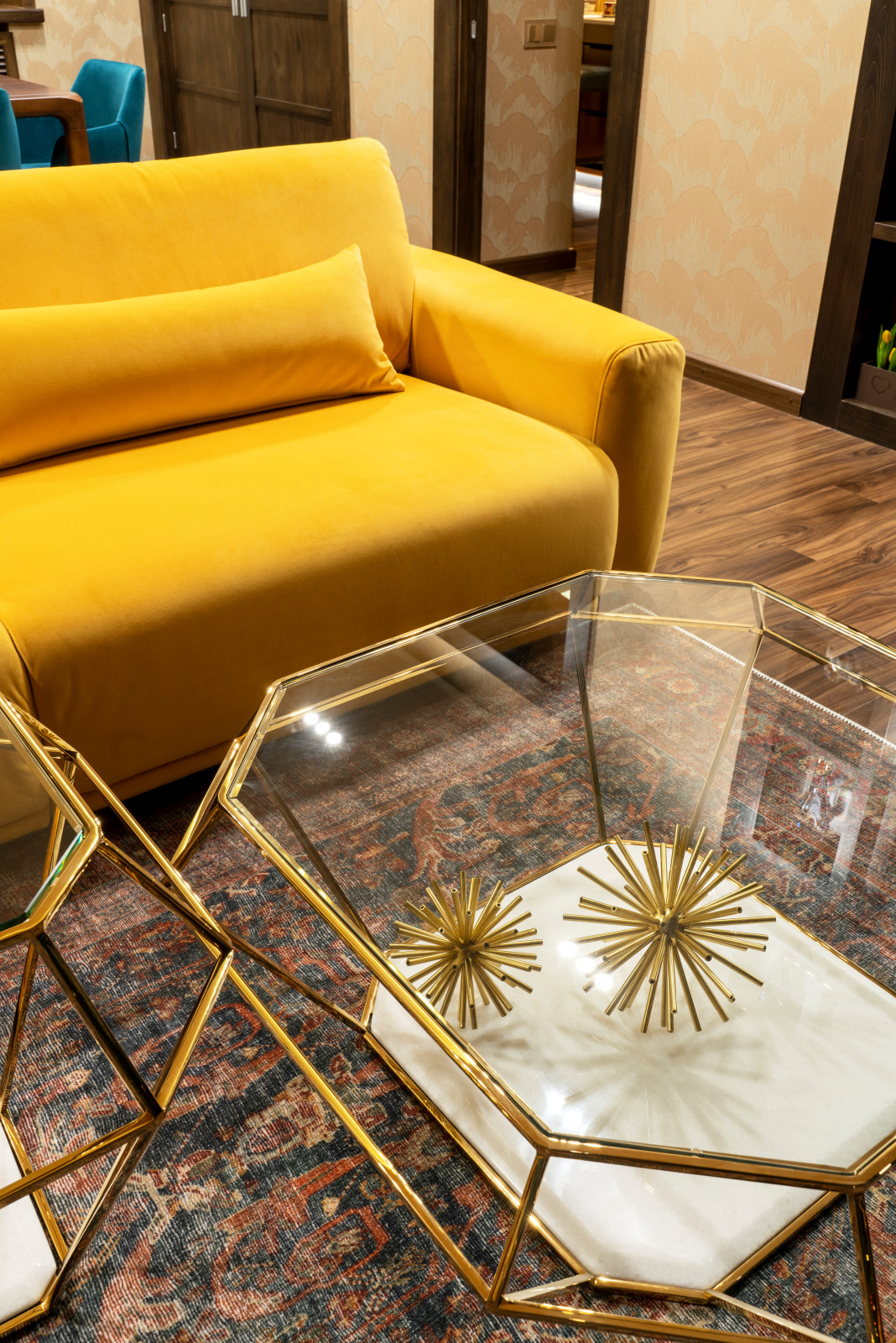 Все началось с желтого дивана...