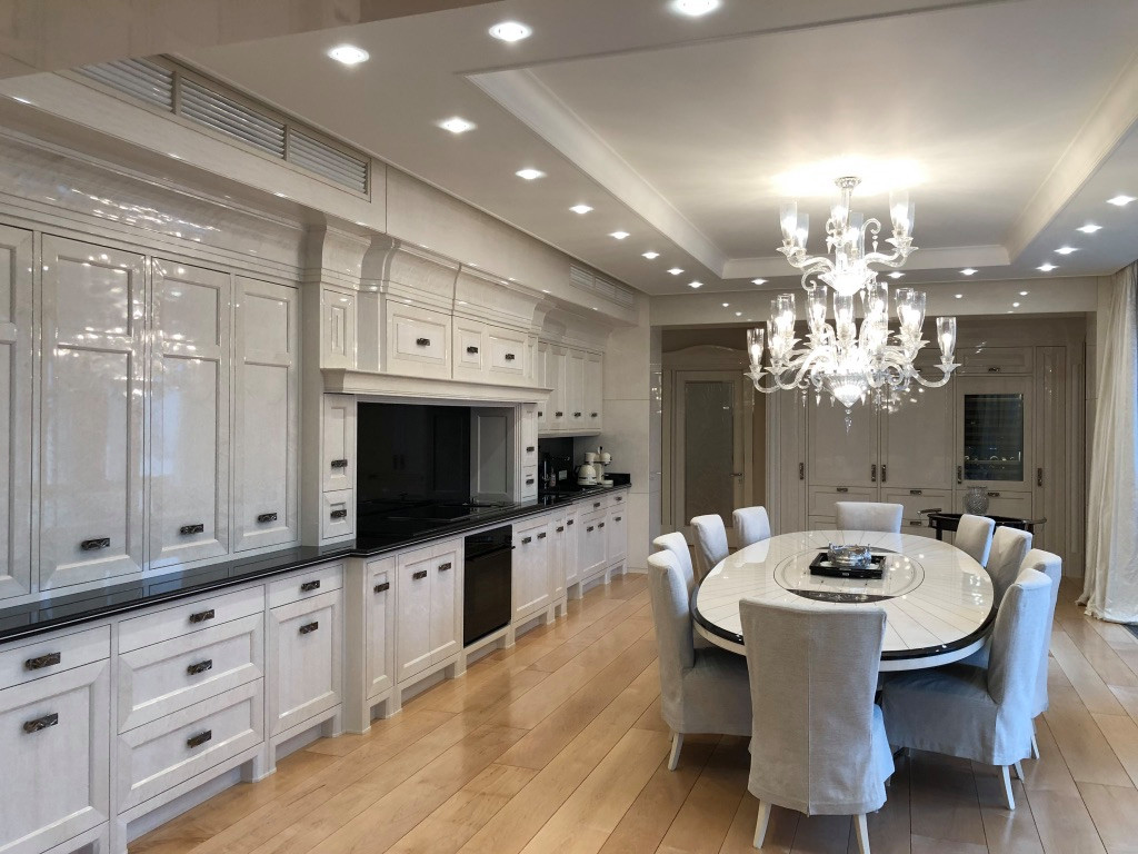 Кухня. Белый шпон «птичий глаз»