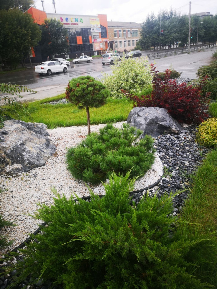 Озеленение площадки перед торговым центром.
