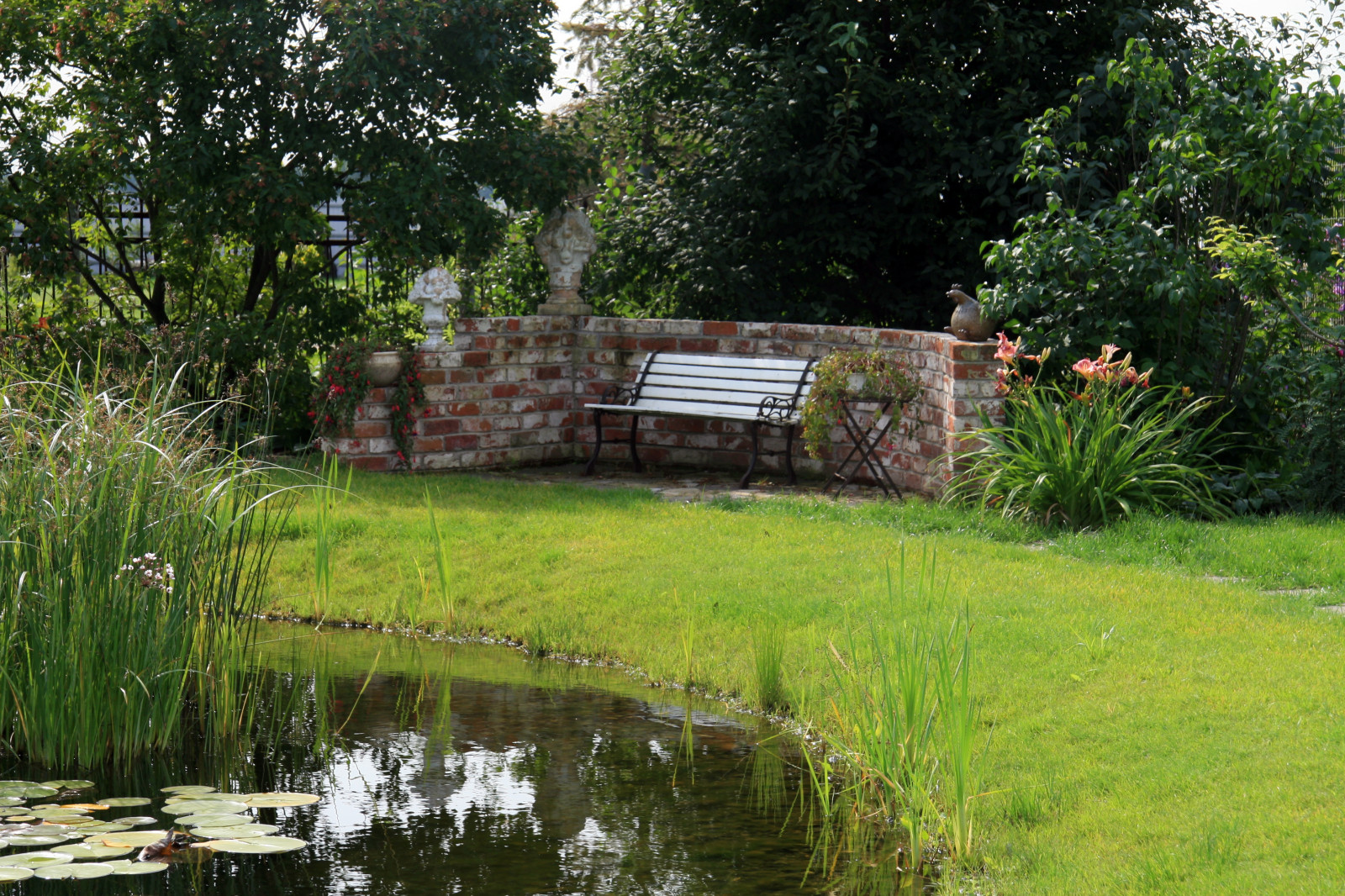 Площадка для тихого отдыха у пруда