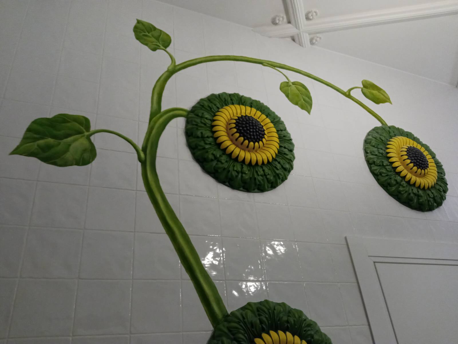 Рельефно-живописное панно в холле квартиры