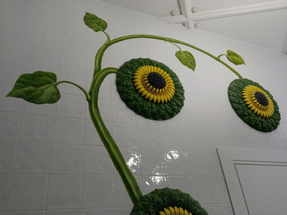 Рельефно-живописное панно в холле квартиры