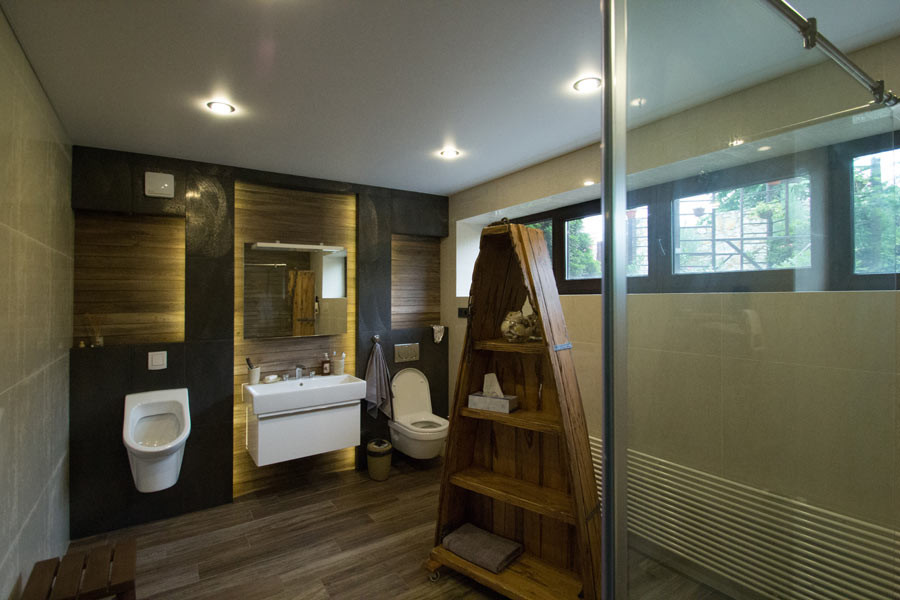 Дом с водопадом