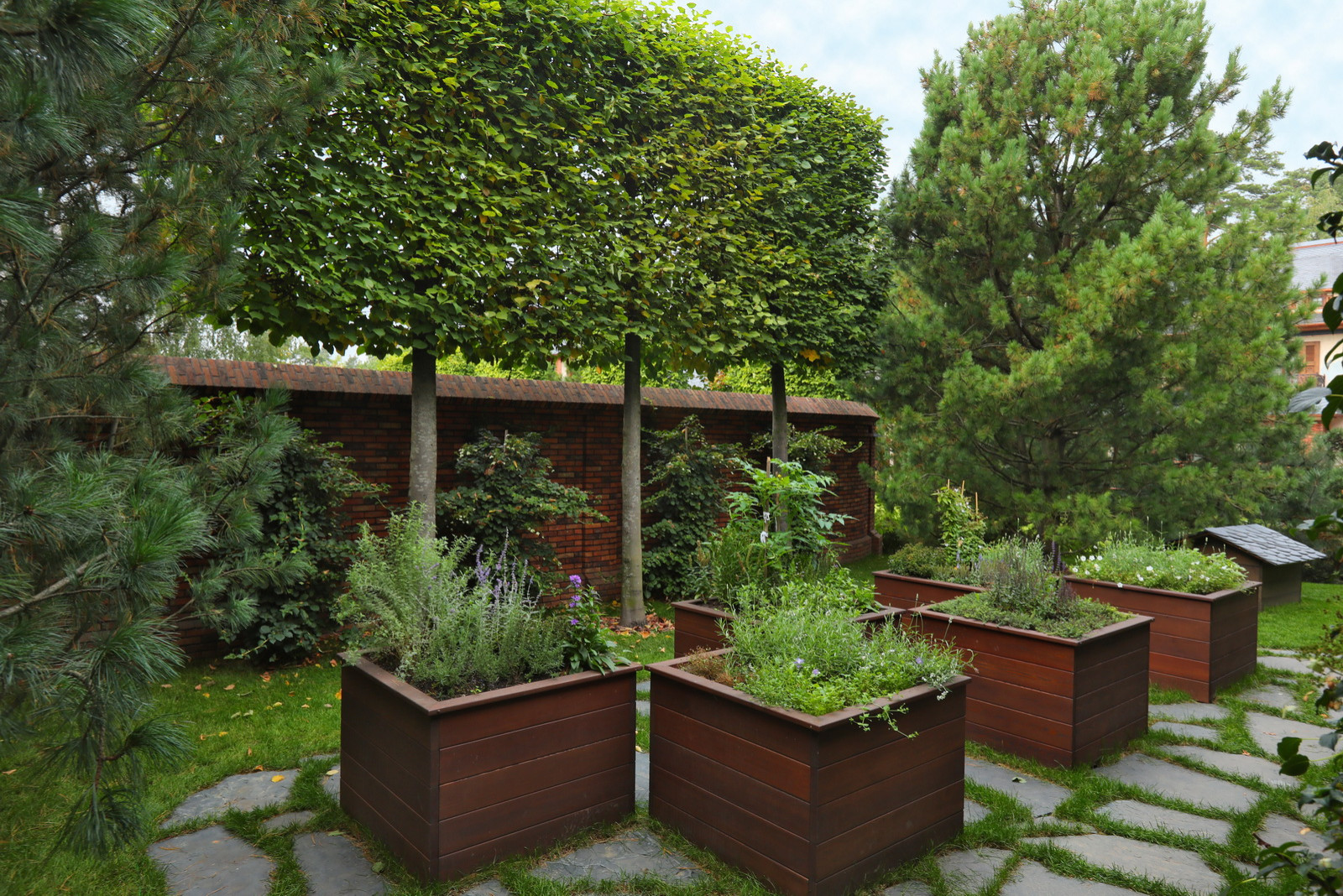 Коттеджный сад в Барвихе (дизайн и исполнение компании "Imperial Garden")