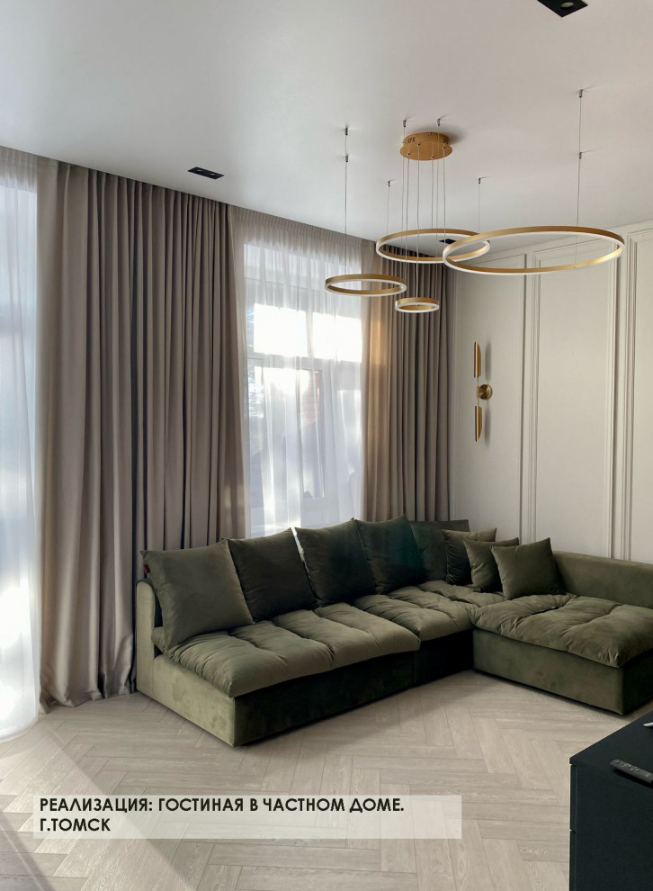 Дом  стоящий среди сосен