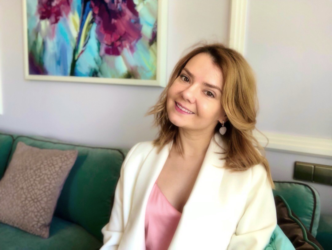 В гостях: Интерьер с шоколадной кухней и необычной планировкой