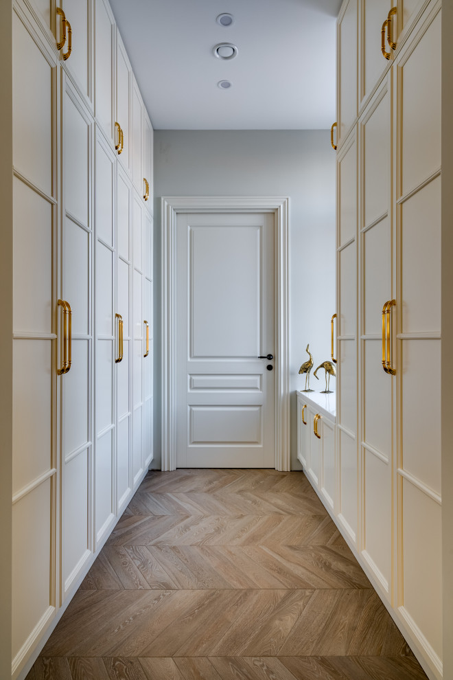 Просторная гостинная с функциональной мебелью