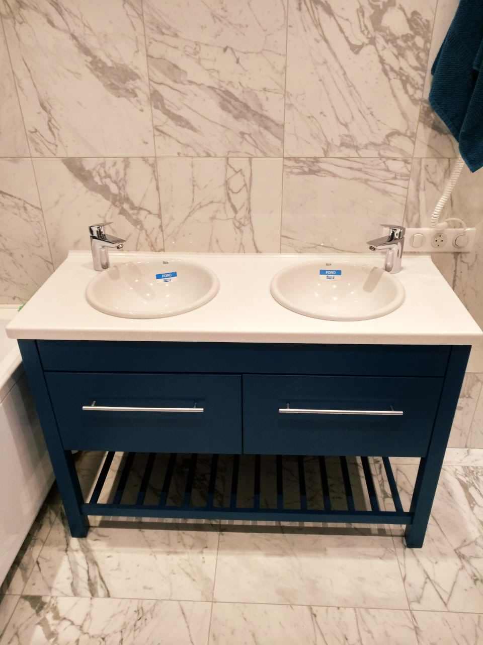 Мебель и аксессуары для ванной комнаты.