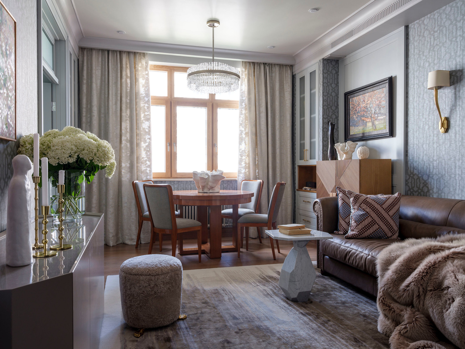 С московским характером. Гостиная-столовая.