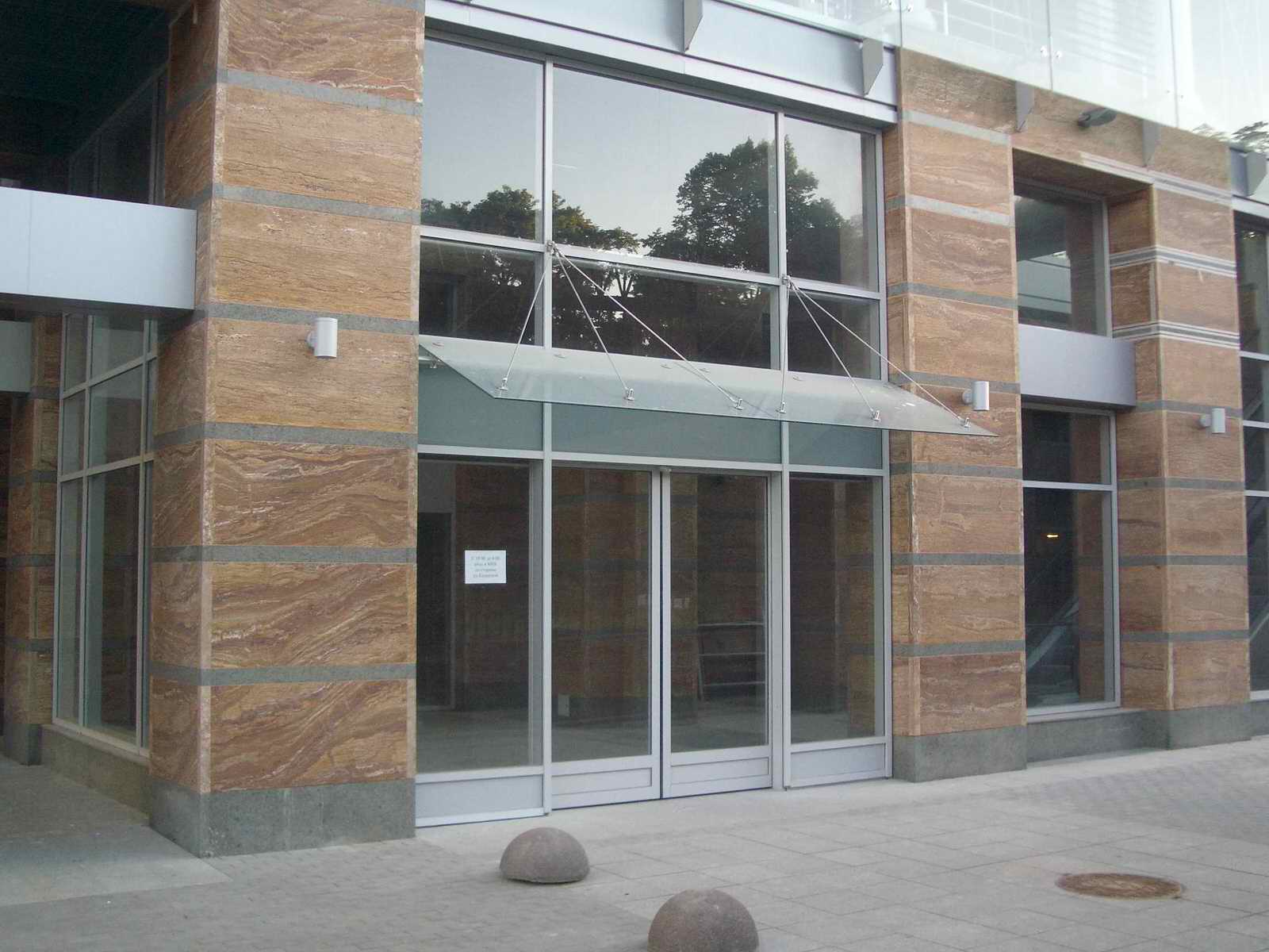 Цельностеклянный козырёк