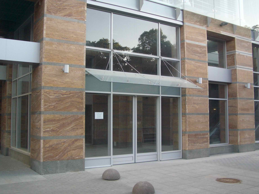 Цельностеклянный козырёк