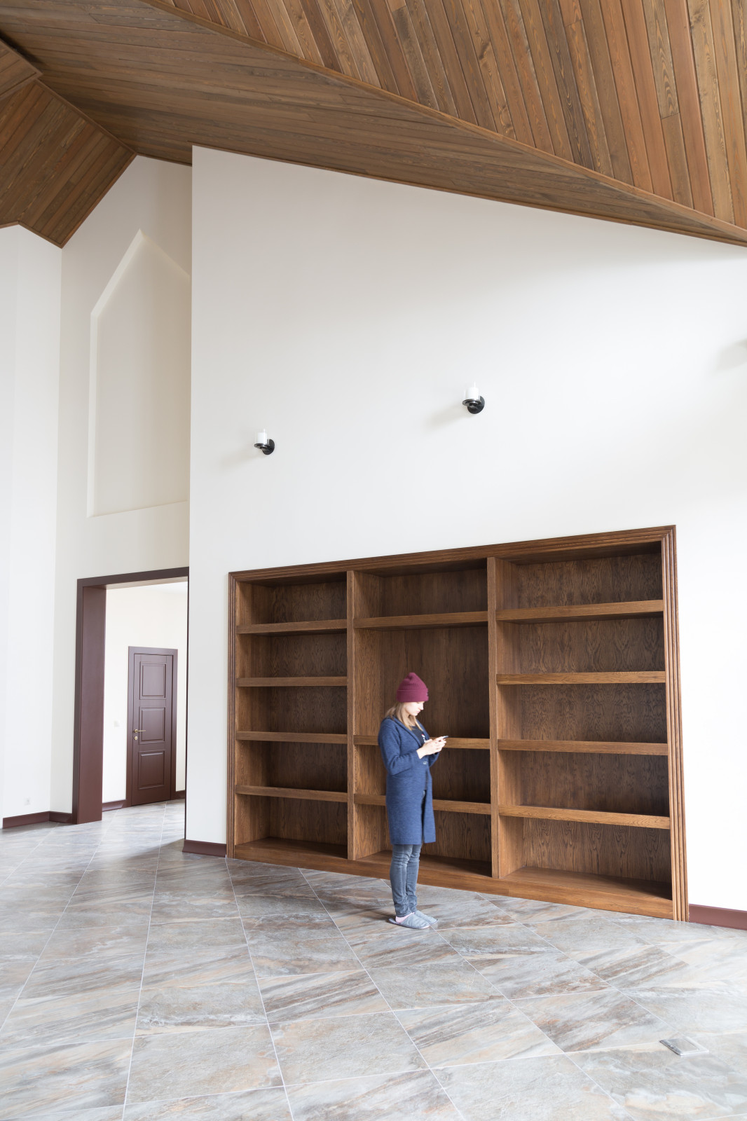 Встроенный открытый шкаф в каминной из дуба в масле