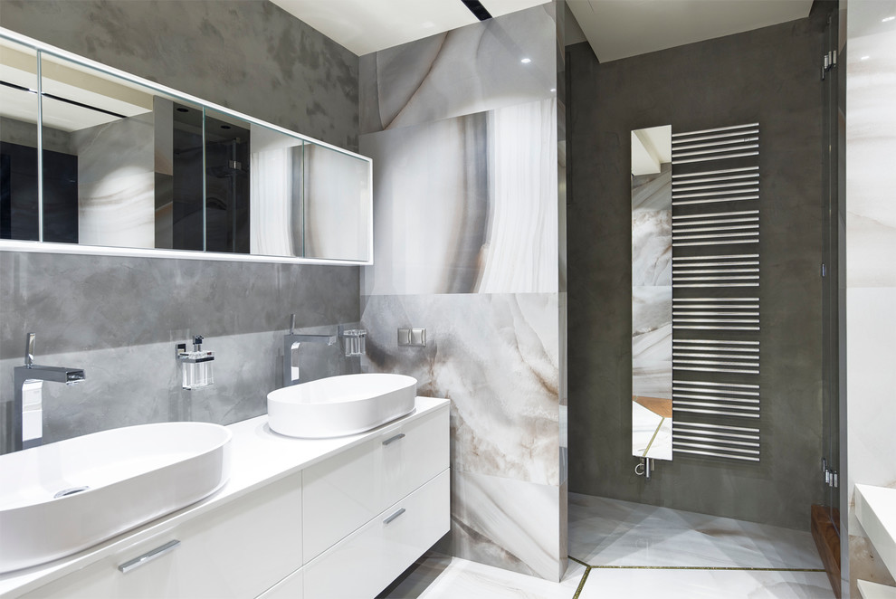 Ванная из оникса, снятая тремя разными сценариями освещения. ЖК "Алые Паруса".