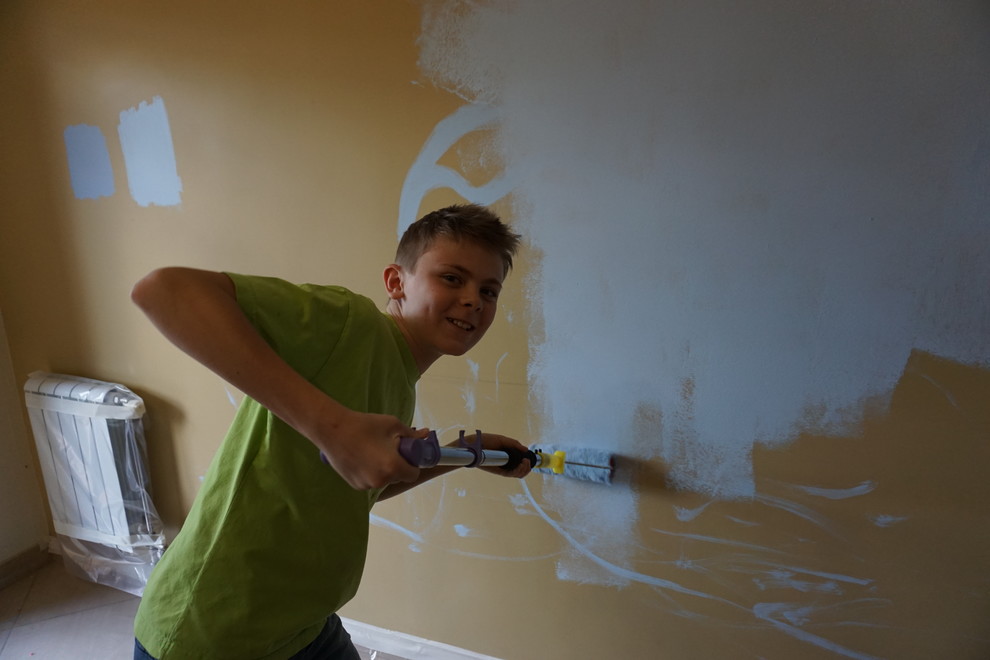 Личный опыт: Как покрасить стену, если у вас четверо детей и одна кошка