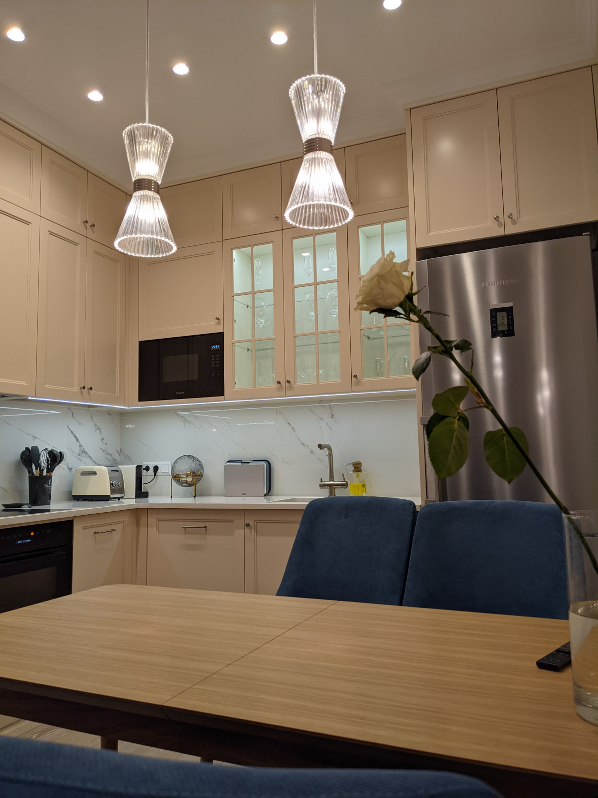 Маленькая белая кухня в неоклассическом стиле