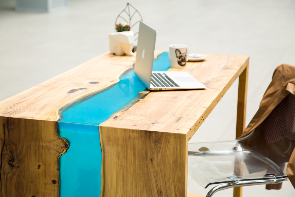 Рабочий стол из Акации