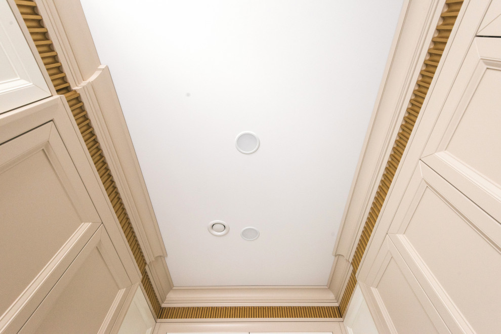 Гардеробная комната с элементами Латуни