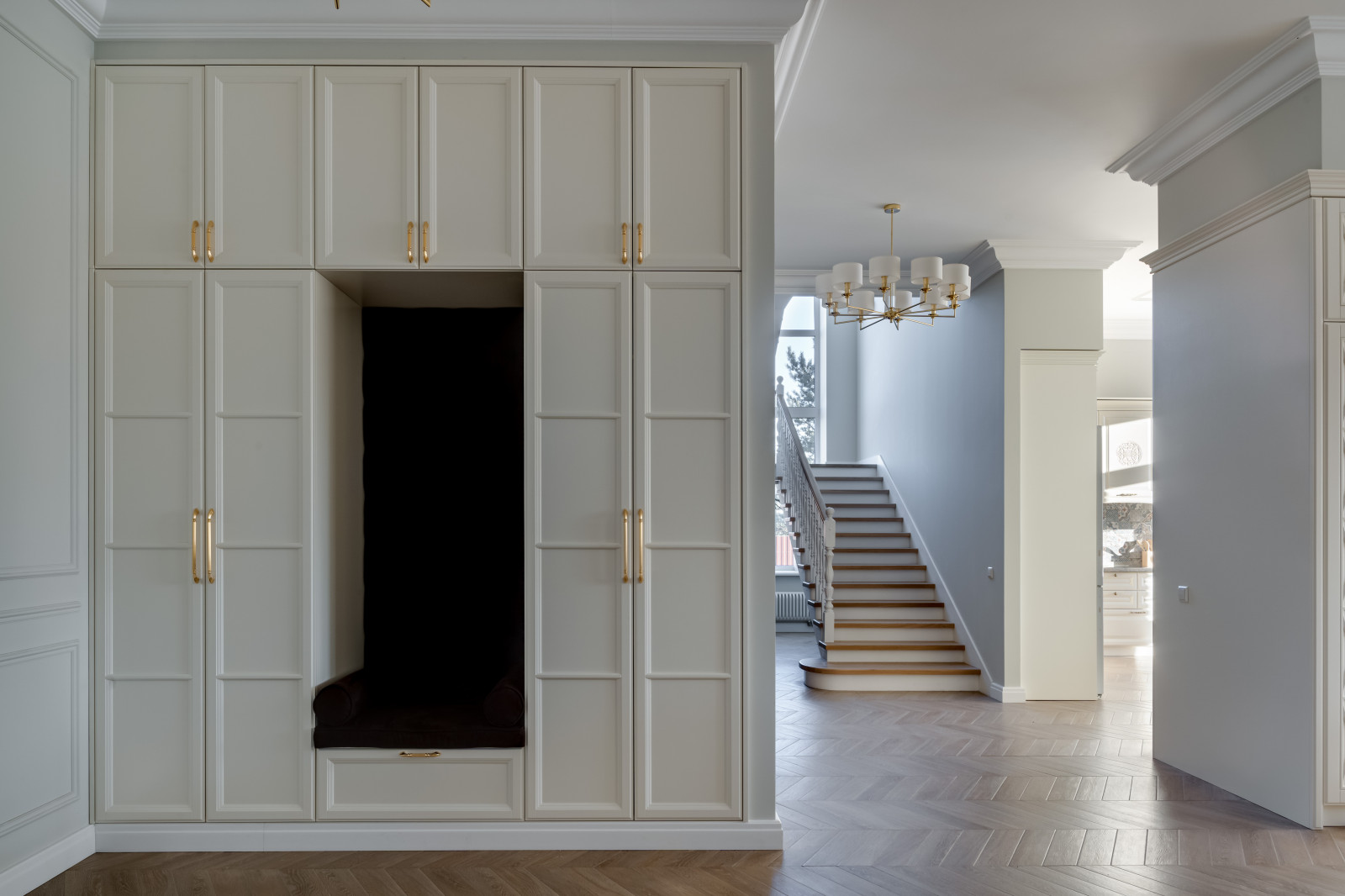 Просторная гостинная с функциональной мебелью