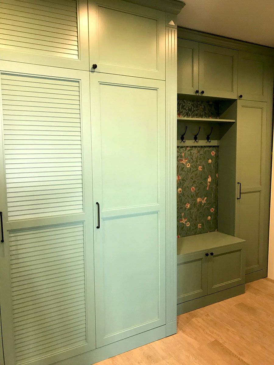 Шкаф в прихожую с жалюзийными дверцами