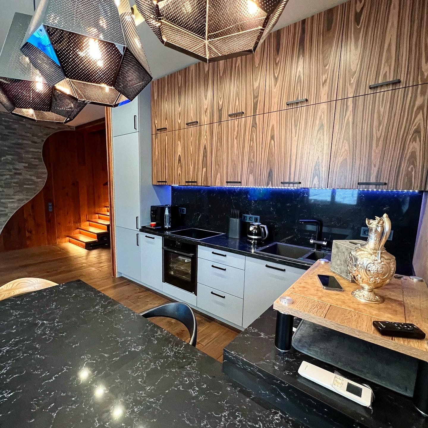 Кухня с фасадами из шпона ореха