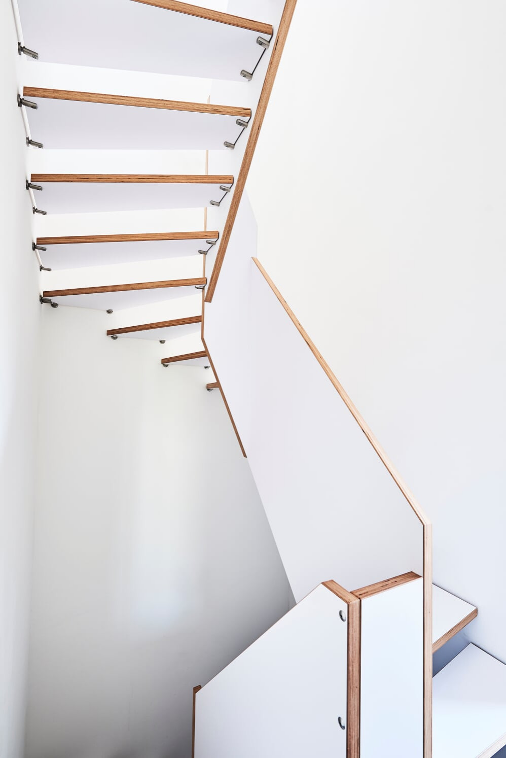 Больцевая лестница из панели BauBuche с белой матовой поверхностью