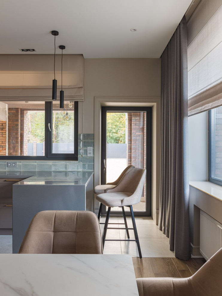 Кухня-гостиная с камином в коттедже Малая Царевщина