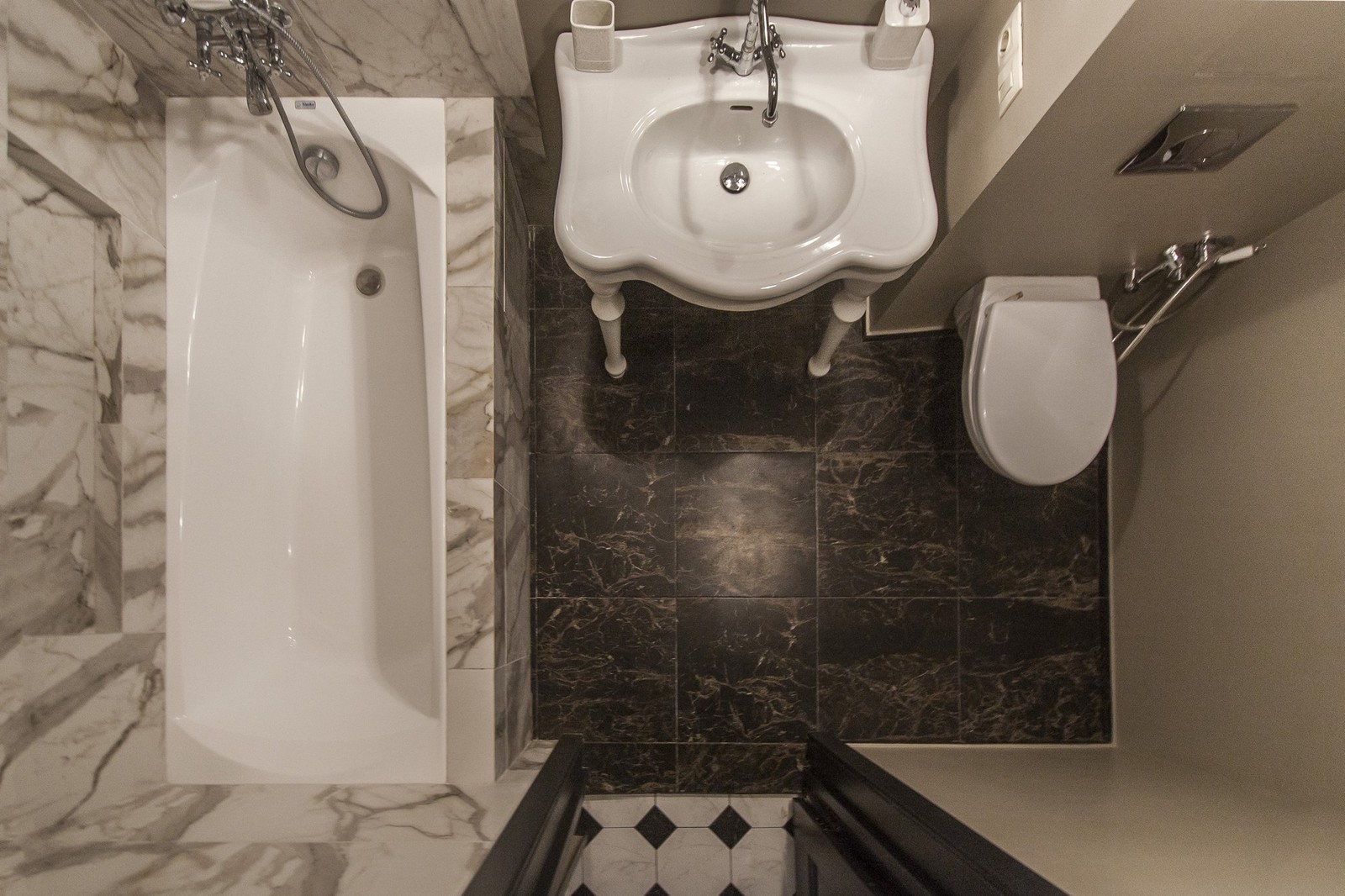 Неоклассика в чёрно-серых тонах.