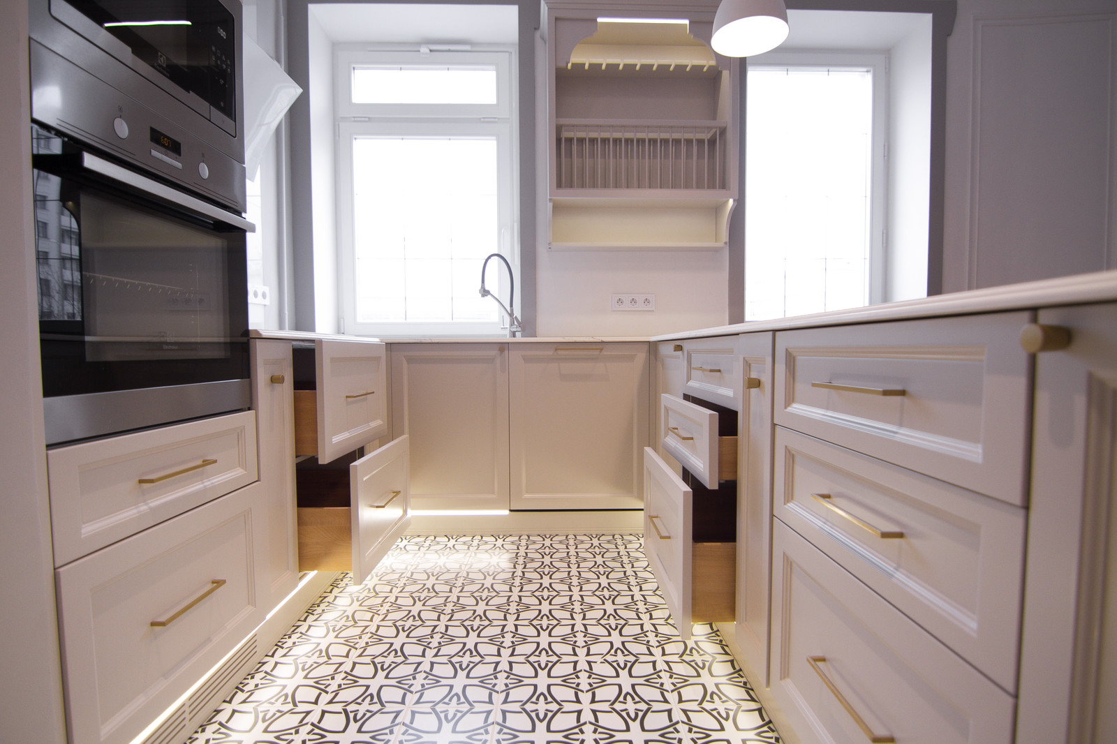 П-образная кухня с барной стойкой в сером цвете