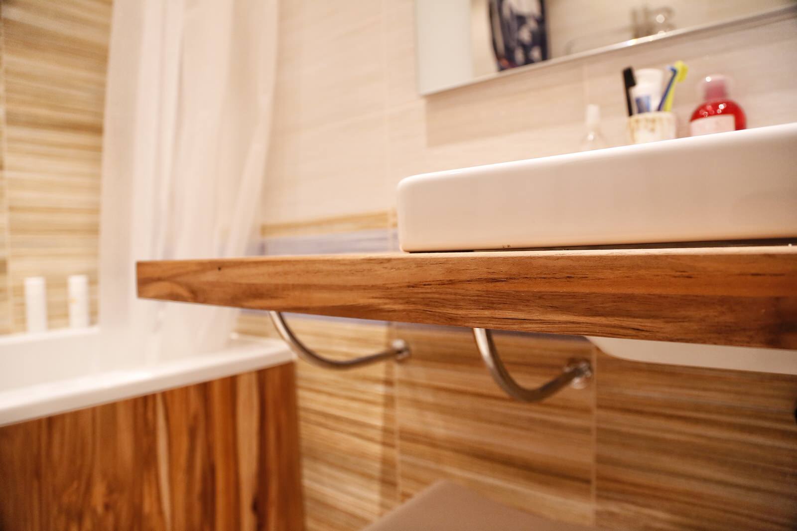 Столешница из дерева, полки и зеркало в небольшую ванную комнату