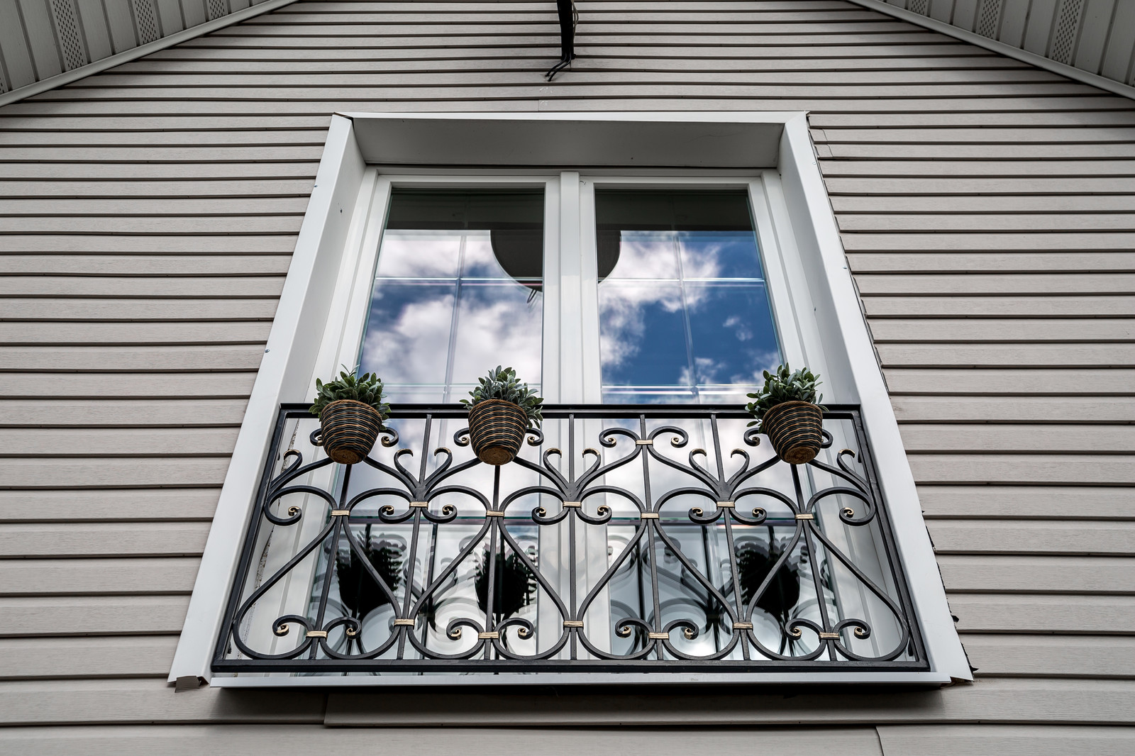 Алмазная грань в окнах загородного дома