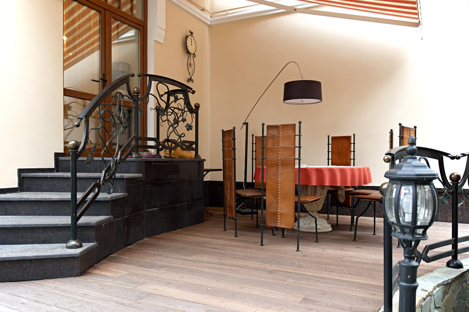 Обложка проекта: Интерьер с антиквариатом