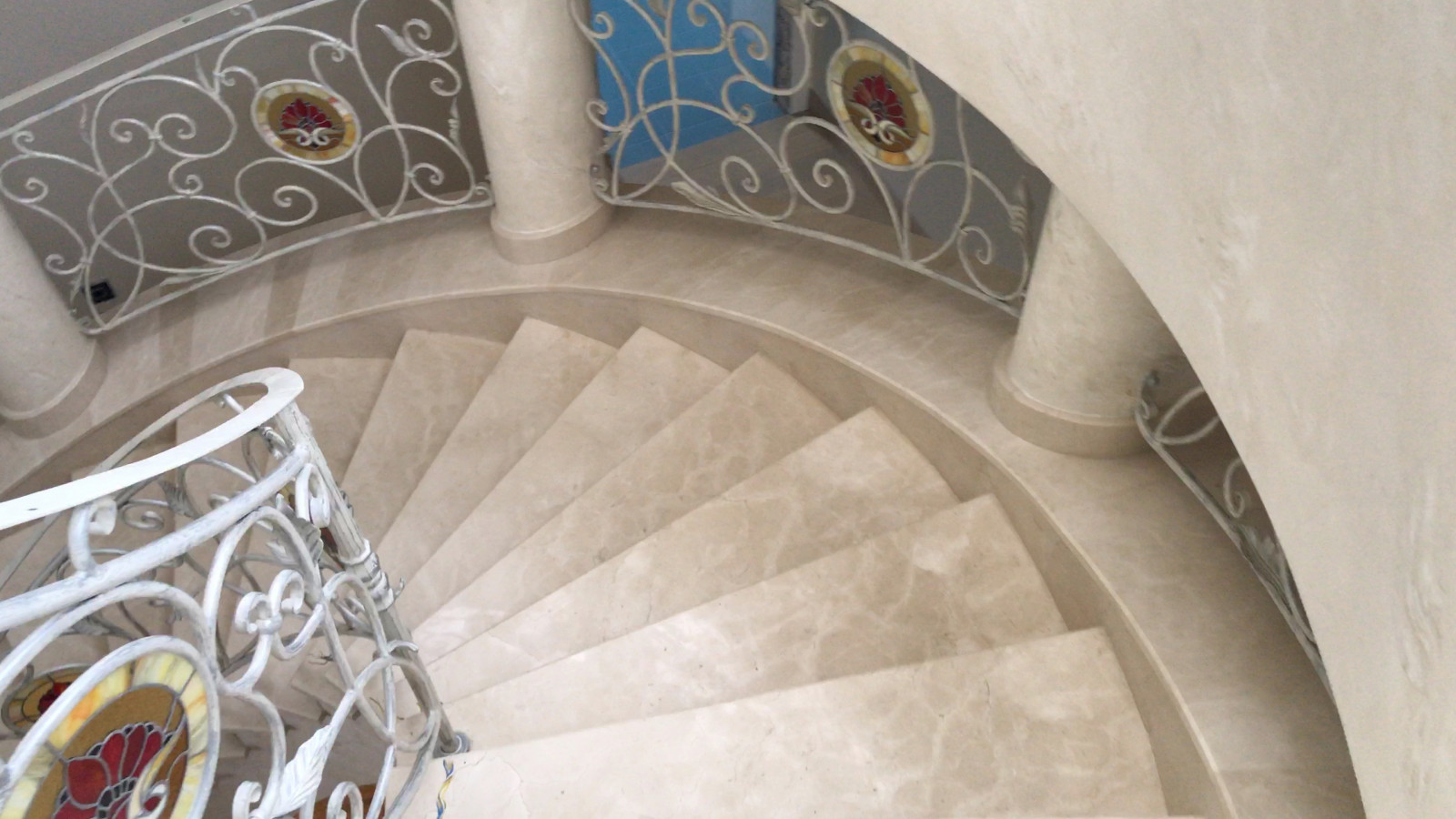 Винтовая лестница из мрамора Крема Марфил