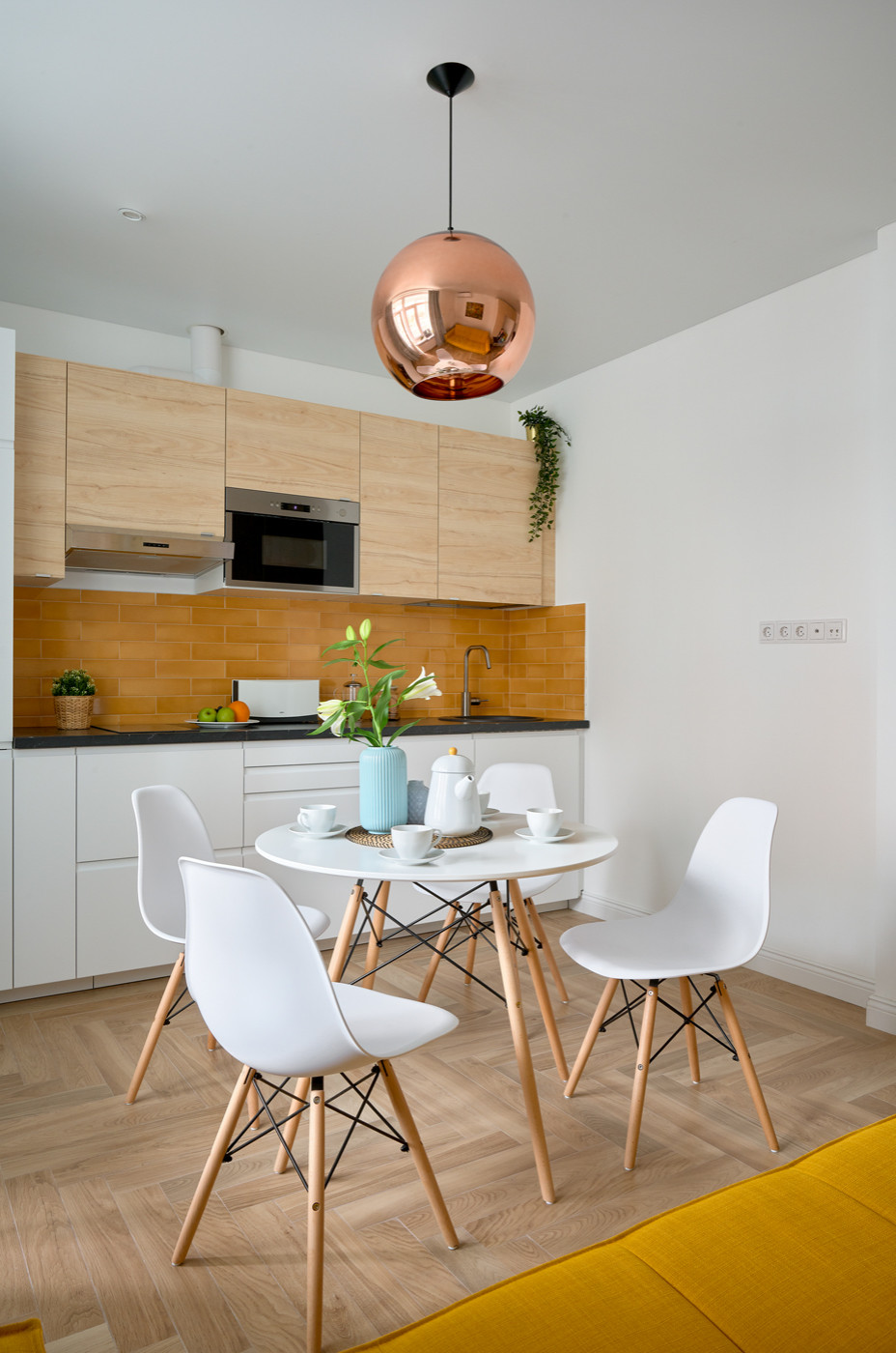 Обложка проекта: Блики цвета в медной люстре