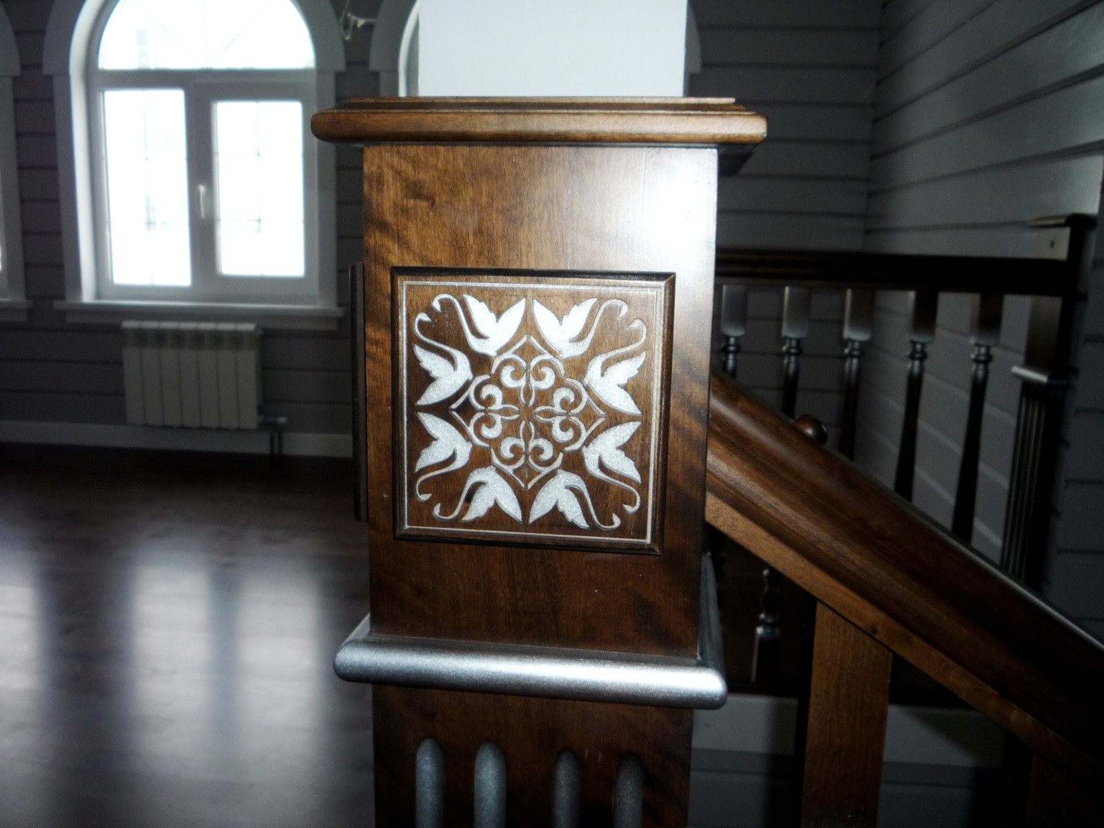 Лестница в коттедже из клееного бруса.