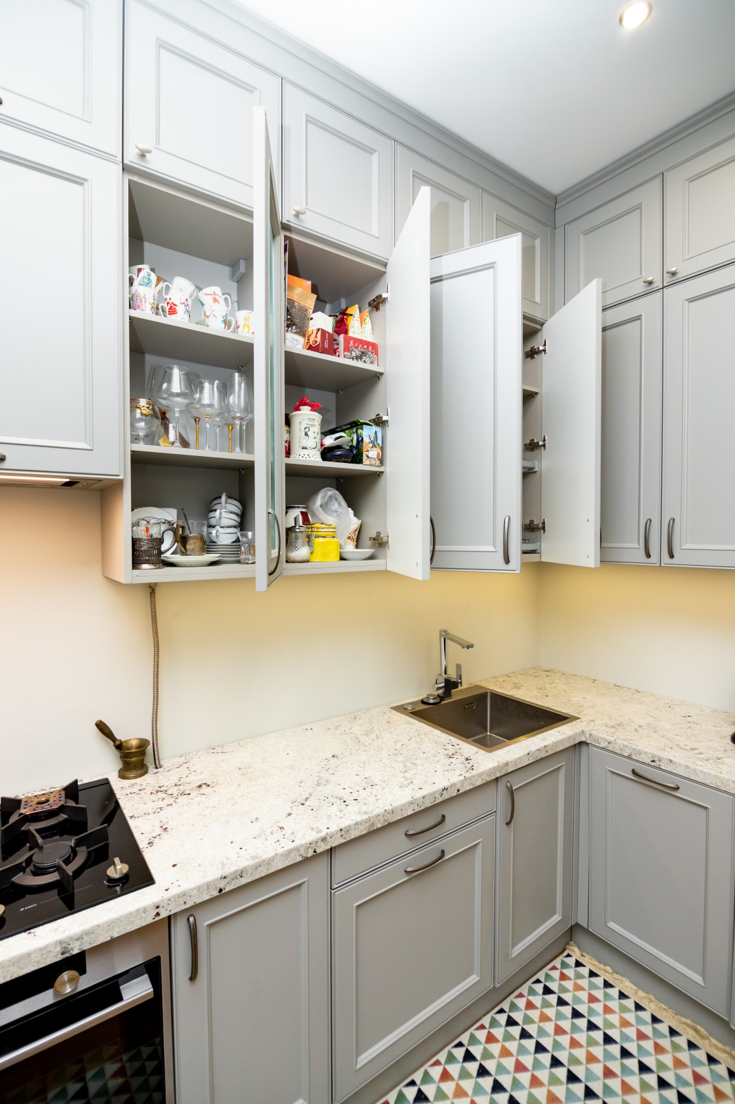 Светло-серая кухня в классическом стиле