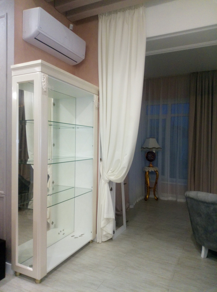 Кухня и гостиная с витринами