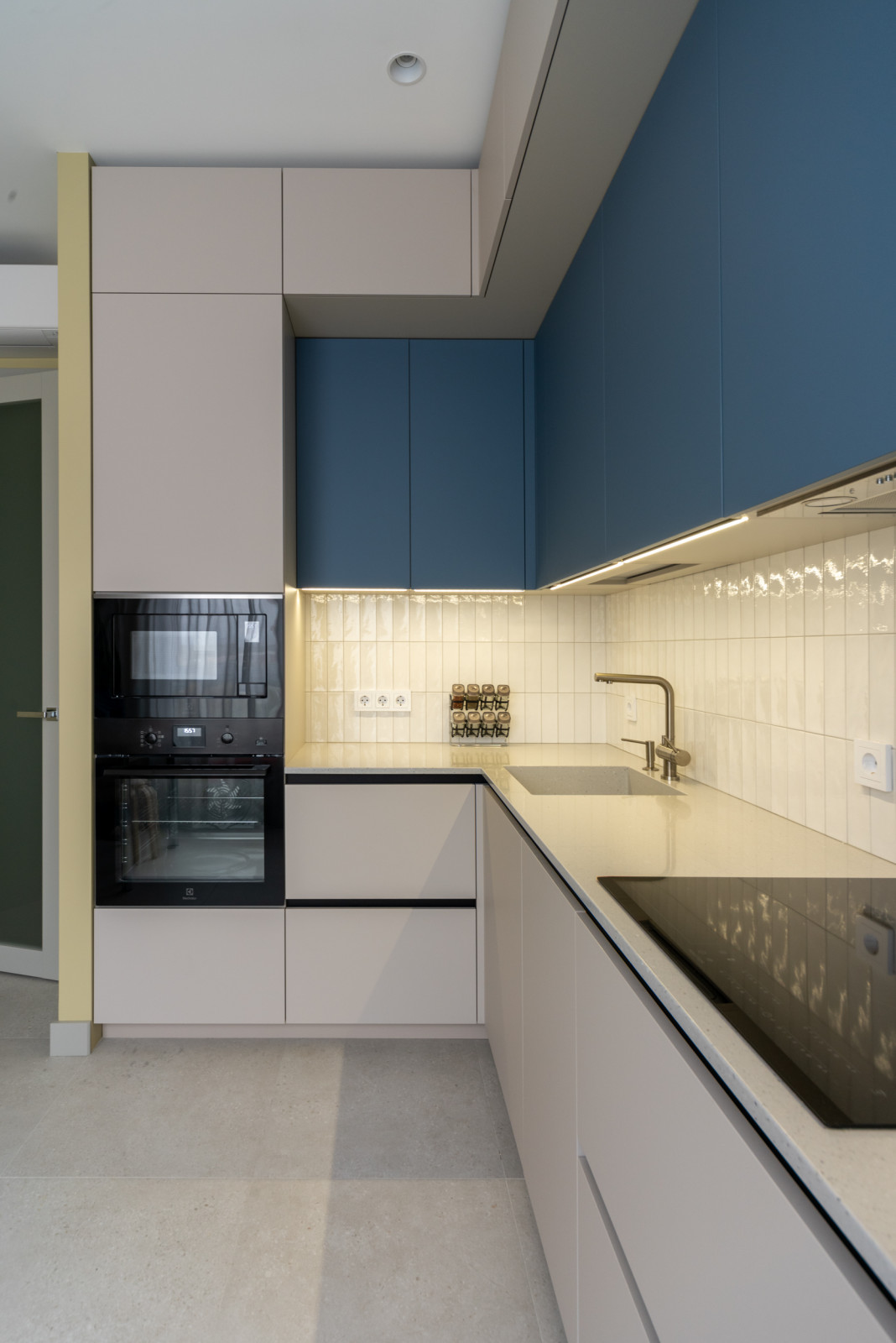 Двухуровневая угловая кухня