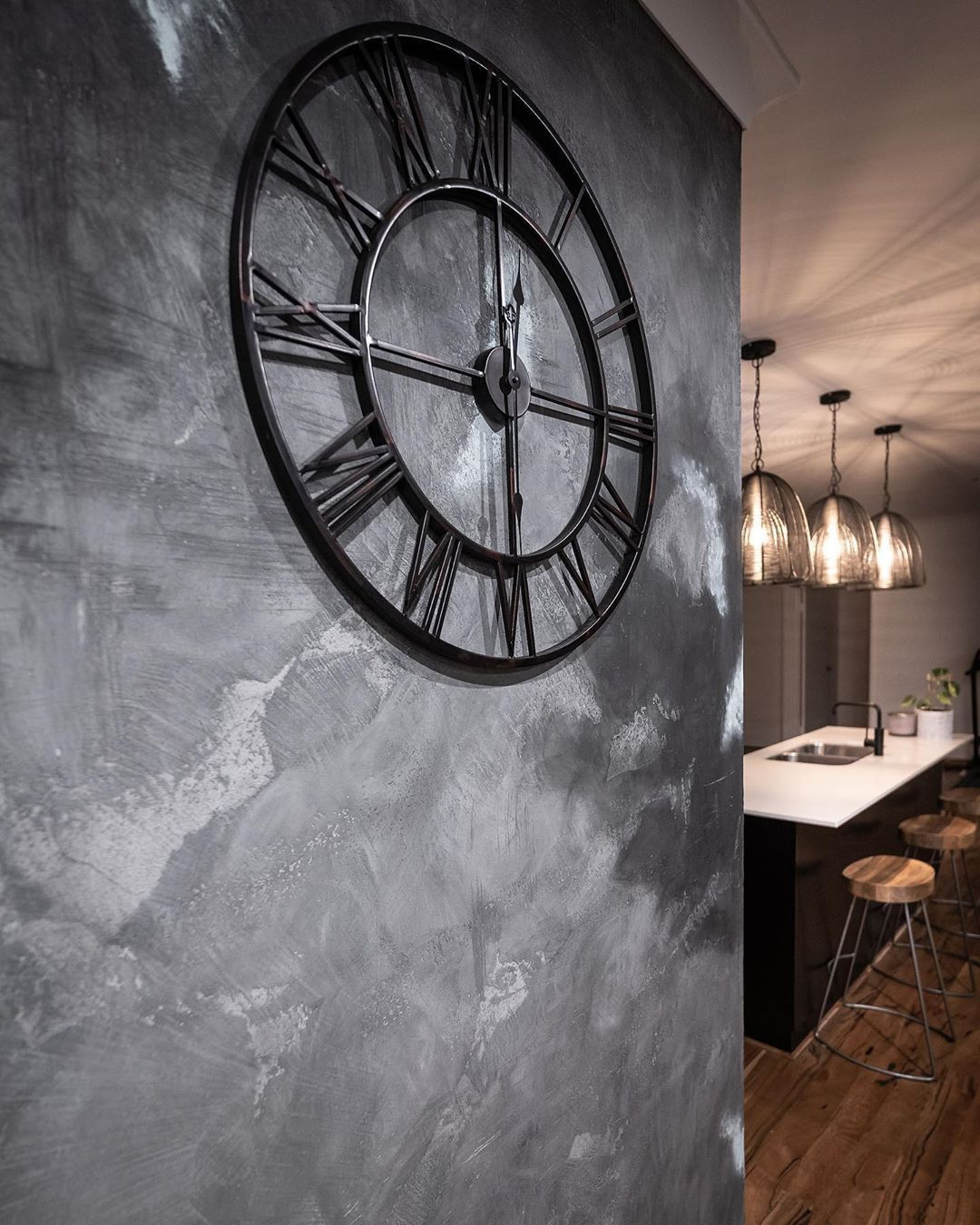 Акцентная стена с характером: матовая декоративная штукатурка в оттенке графит