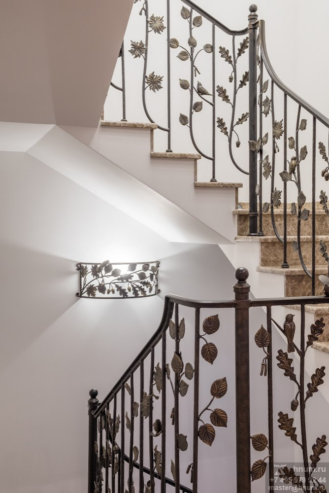 Фотосъёмка кованой лестницы и витражей в загородном доме
