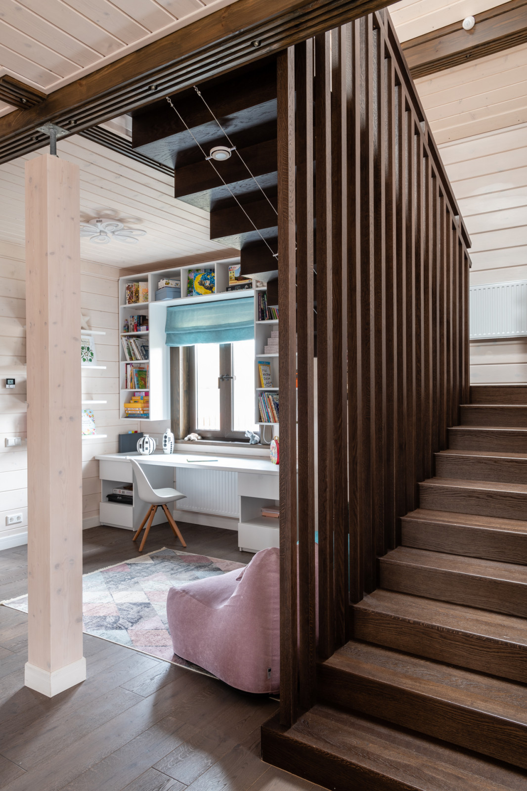 Вид на лестницу и детскую зону