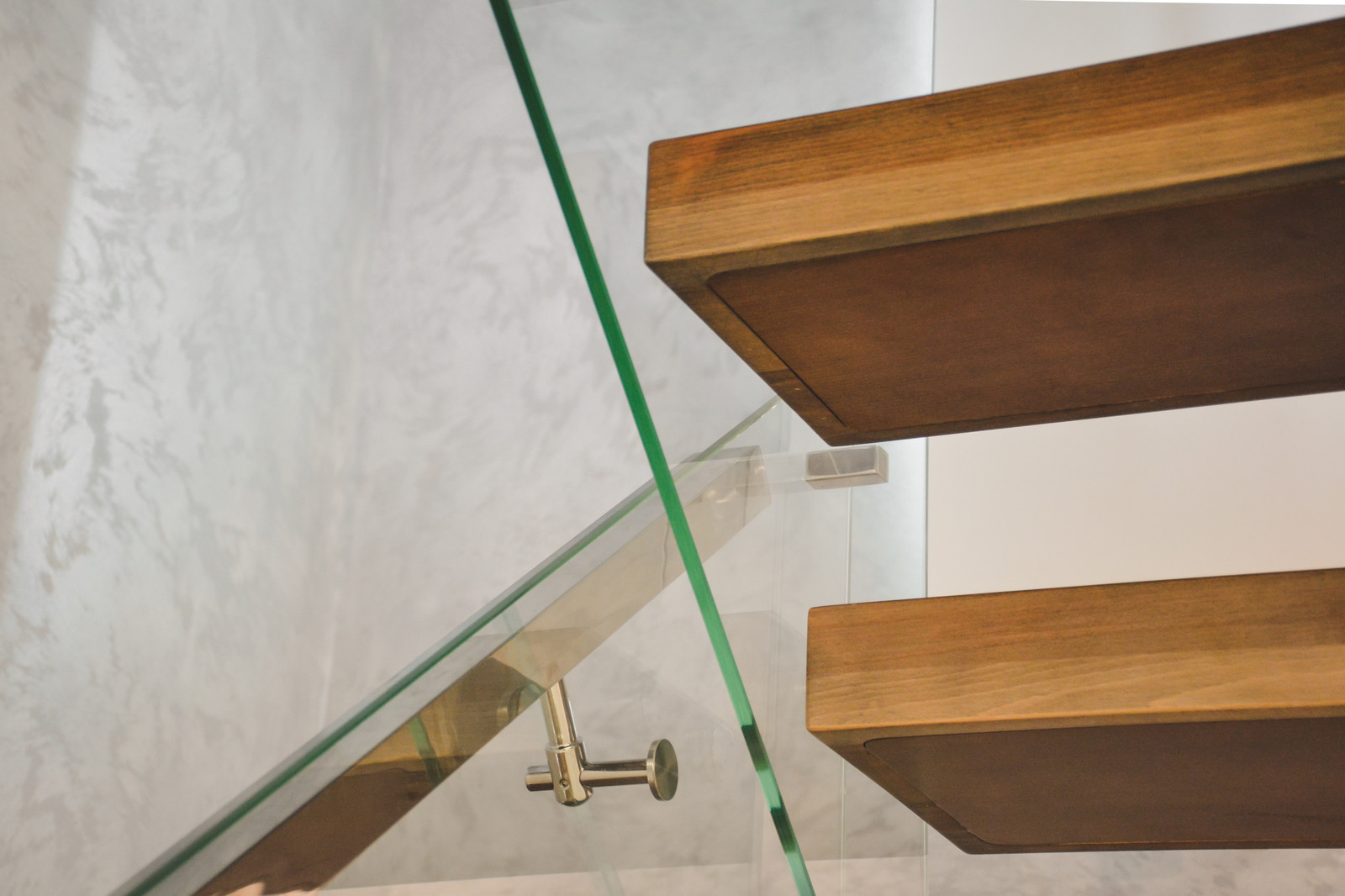 Деревянная лестница в загородном доме