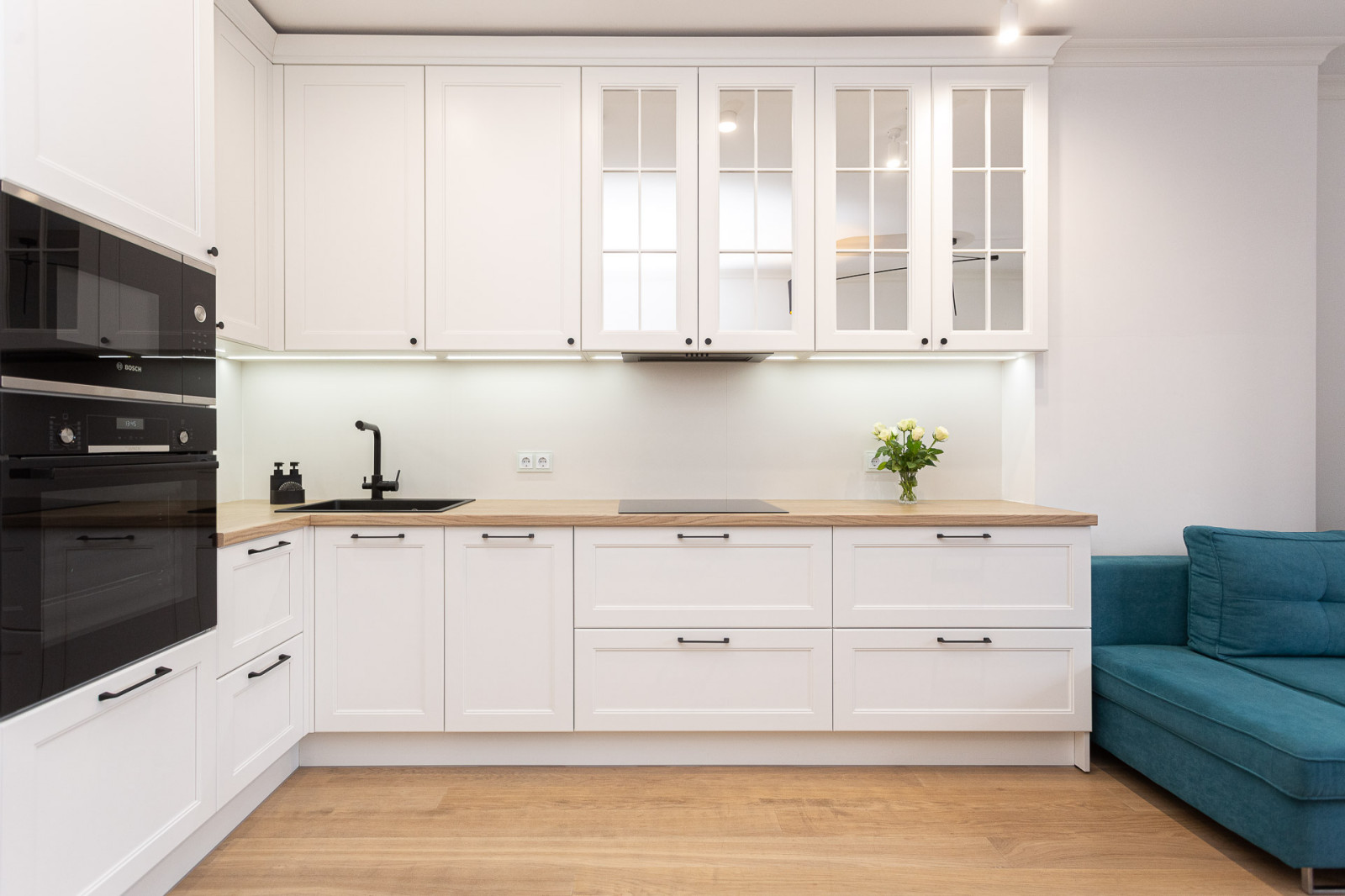 Белая кухня в стиле современная классика