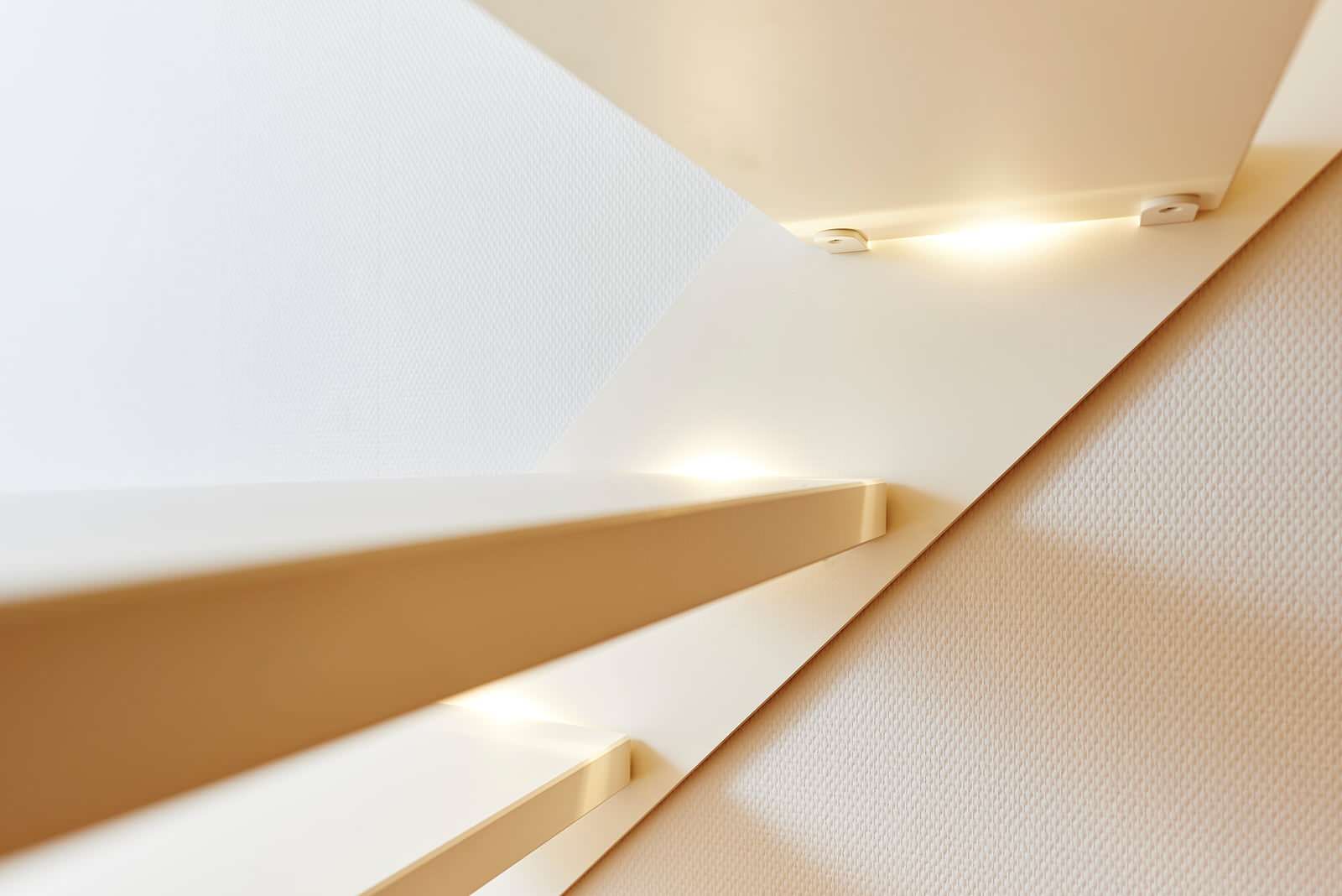 Лестница на тетиве со стеклянным ограждением