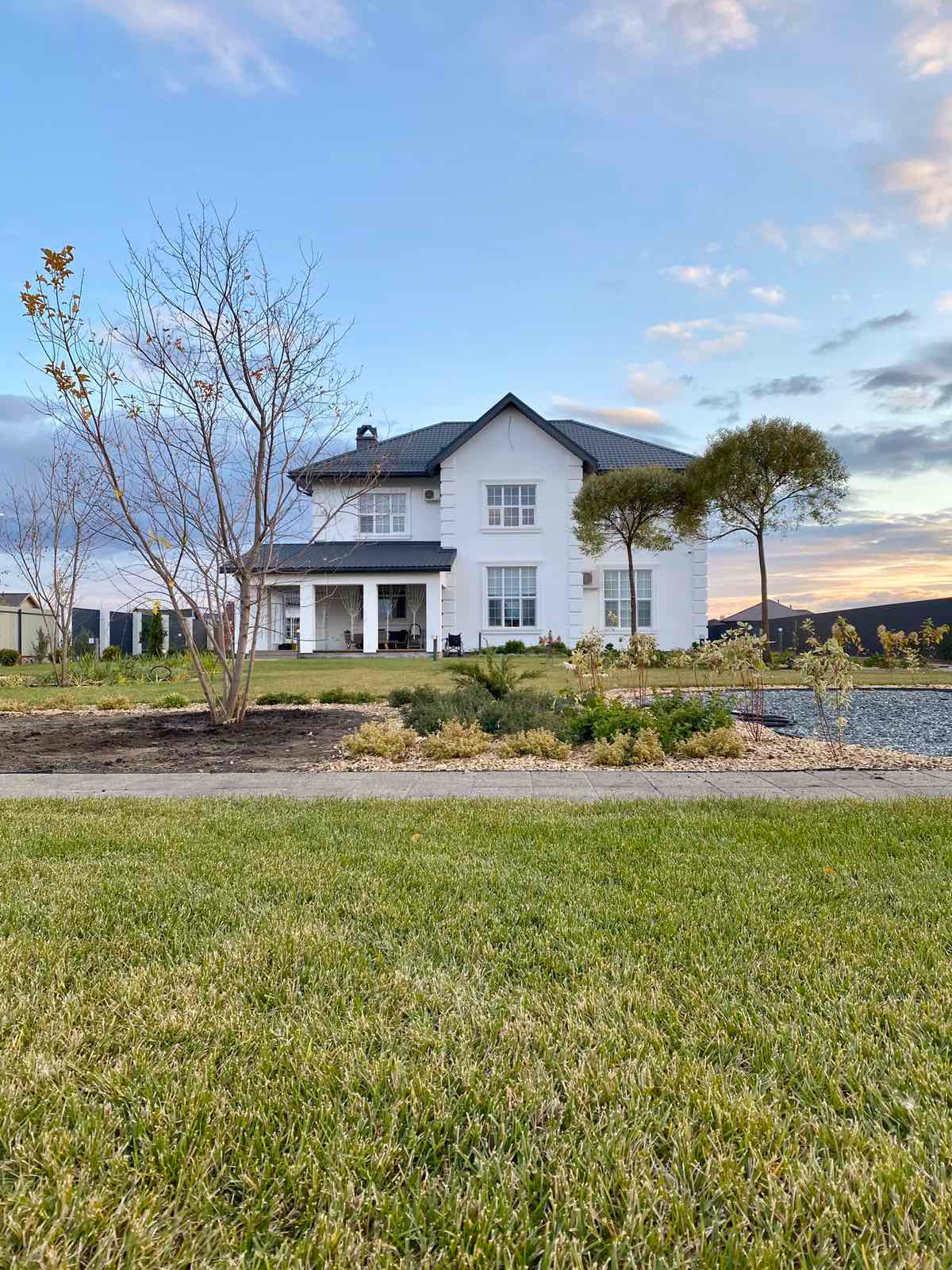 Сад вокруг белого дома