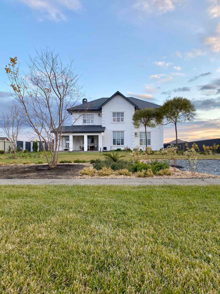 Сад вокруг белого дома