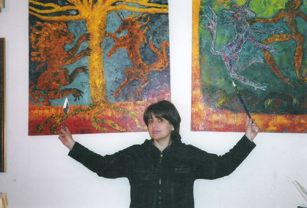 На фоне картин Лики Волчек