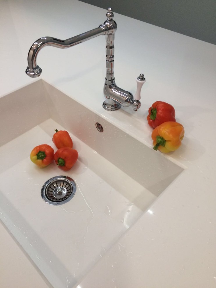 Остров с интегрированной кварцевой мойкой из кварцевого камня